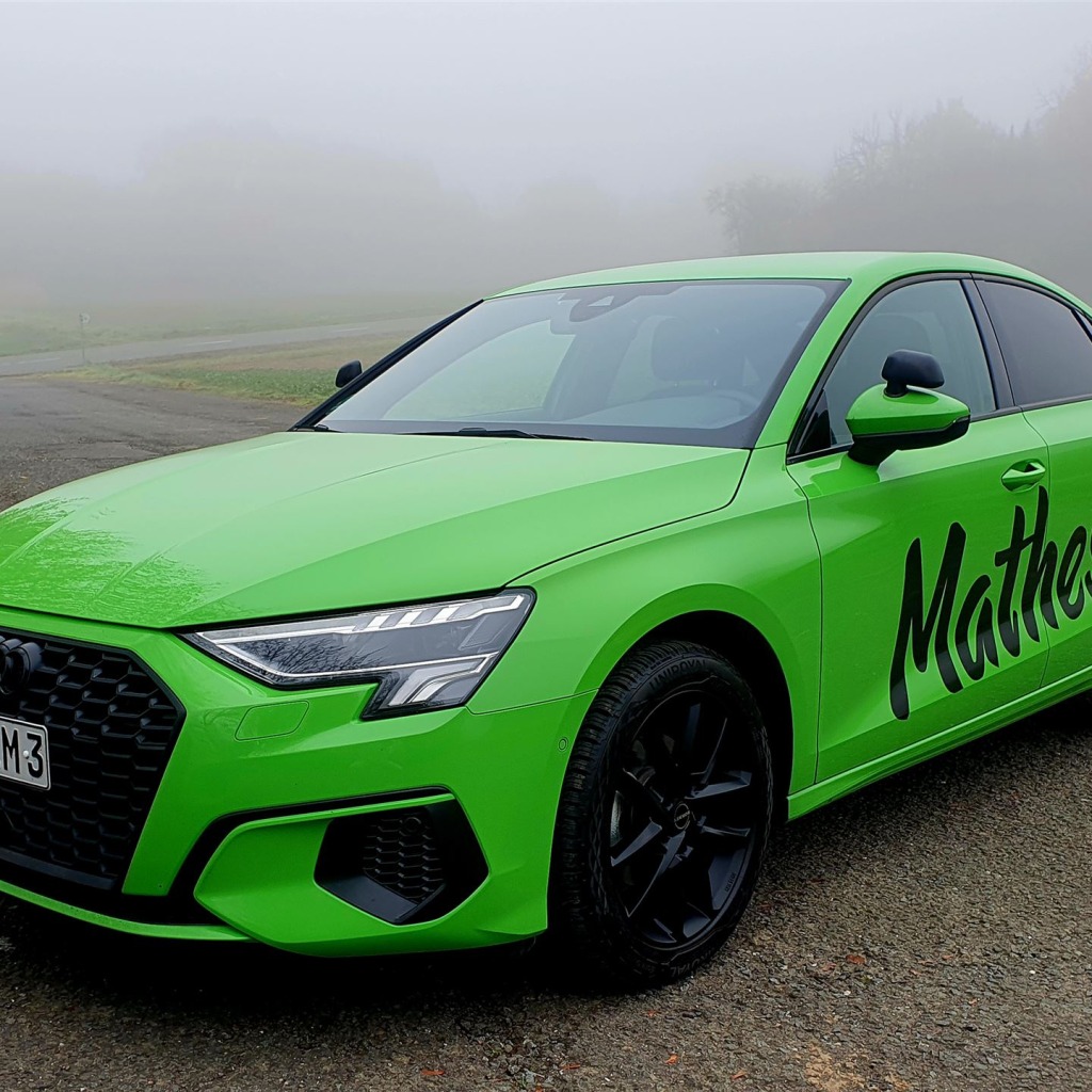 Fahrschulwagen Audi im Nebel